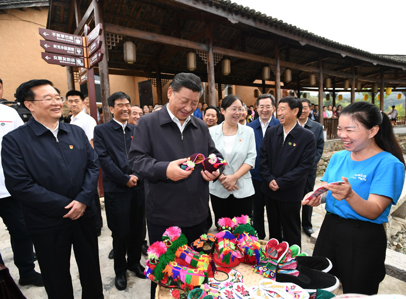 　　9月16日至18日，中共中央總書記、國(guó)家主席、中央軍委主席習(xí)近平在河南考察。這是16日下午，習(xí)近平在信陽市新縣田鋪鄉(xiāng)田鋪大塆考察調(diào)研。 新華社記者 謝環(huán)馳 攝