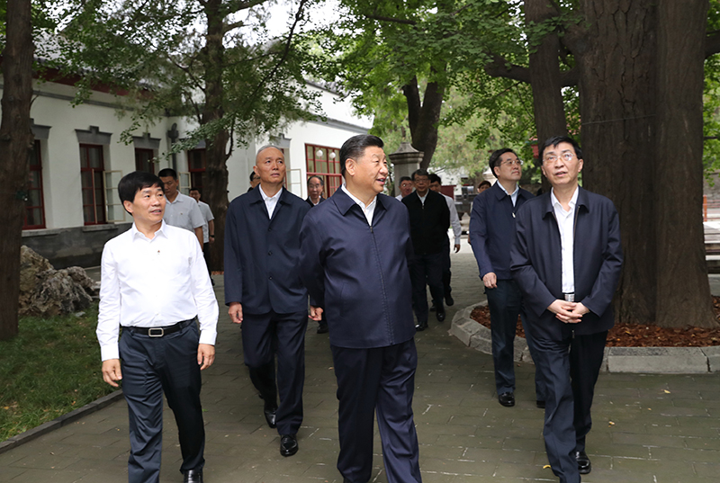 9月12日，中共中央總書(shū)記、國(guó)家主席、中央軍委主席習(xí)近平視察中共中央北京香山革命紀(jì)念地。這是習(xí)近平瞻仰雙清別墅。