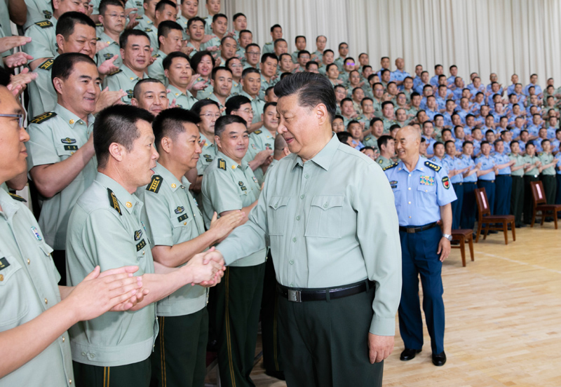 8月22日，中共中央總書記、國(guó)家主席、中央軍委主席習(xí)近平到空軍某基地視察。這是習(xí)近平親切接見駐甘肅部隊(duì)副師職以上領(lǐng)導(dǎo)干部和團(tuán)級(jí)單位主官。