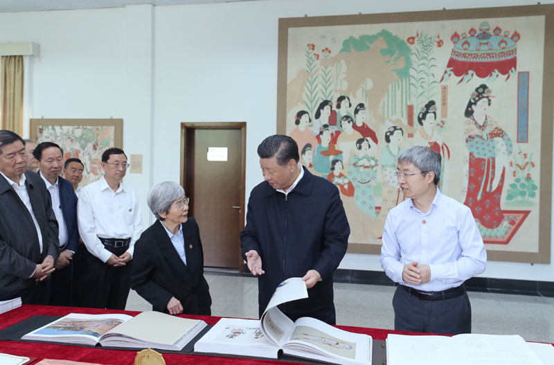 8月19日至22日，中共中央總書記、國家主席、中央軍委主席習近平在甘肅考察。這是19日下午，習近平在敦煌研究院察看珍藏文物和學術成果展示，了解文物保護和研究、弘揚優(yōu)秀歷史文化情況。