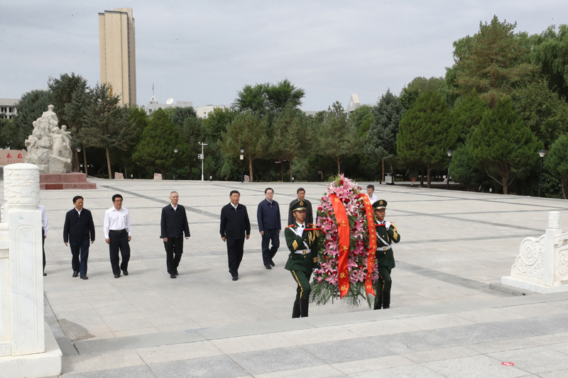 8月19日至22日，中共中央總書記、國家主席、中央軍委主席習近平在甘肅考察。這是20日上午，習近平來到張掖市高臺縣，瞻仰中國工農紅軍西路軍紀念碑，向革命先烈敬獻花籃。