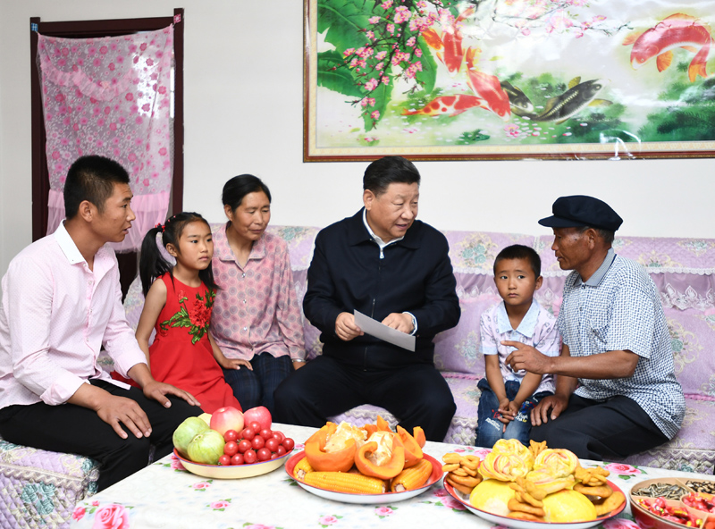 8月19日至22日，中共中央總書記、國家主席、中央軍委主席習近平在甘肅考察。這是21日上午，習近平在武威市古浪縣黃花灘生態(tài)移民區(qū)富民新村村民李應川家，同李應川一家拉家常。