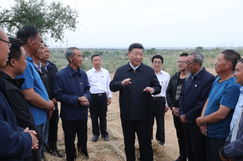 8月19日至22日，中共中央總書記、國家主席、中央軍委主席習近平在甘肅考察。這是21日上午，習近平在武威市古浪縣八步沙林場同“六老漢”代表及林場職工親切交談。