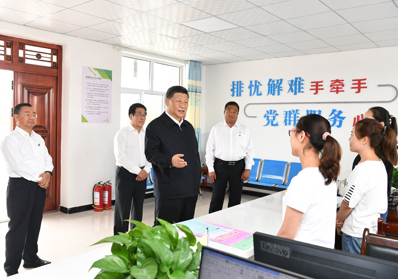 8月19日至22日，中共中央總書記、國家主席、中央軍委主席習近平在甘肅考察。這是21日上午，習近平在武威市古浪縣黃花灘生態(tài)移民區(qū)富民新村黨群服務中心考察。